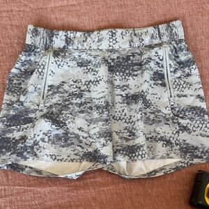 Columbia Women’s PFG Athletic shorts  Gray Camouflage Size M